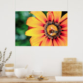 花粉を集めるミツバチの極端なクローズアップ ポスター (キッチン)