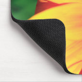 花粉を集めるミツバチの極端なクローズアップ マウスパッド (コーナー)