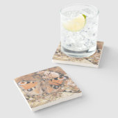 花絵画の上のオレンジ色と黒い蝶の ストーンコースター (横)