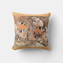 花絵画の上のオレンジ色の蝶