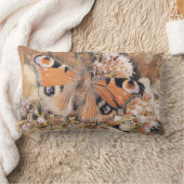 花絵画の上のオレンジ色の蝶 ランバークッション (ブランケット)