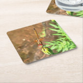 花芸術的頭に乗って休むトンボ スクエアペーパーコースター (アングル)