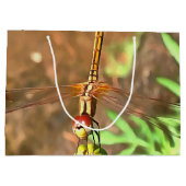 花芸術的頭に乗って休むトンボ ラージペーパーバッグ (裏面)