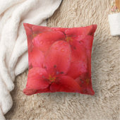 花赤いユリの庭の写真の雨滴 クッション (ブランケット)