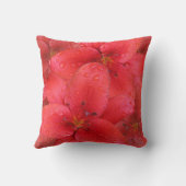花赤いユリの庭の写真の雨滴 クッション (裏面)