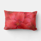 花赤いユリの庭の写真の雨滴 ランバークッション (裏面)