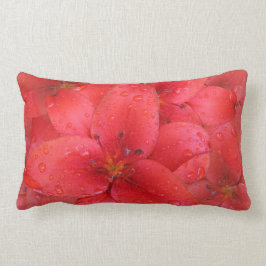 花赤いユリの庭の写真の雨滴 ランバークッション