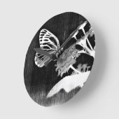 花-白黒2のヴィンテージの蝶 ラウンド壁時計 (傾斜)