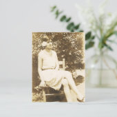 花#58を持つ1929年の女の子 ポストカード (スタンド正面)