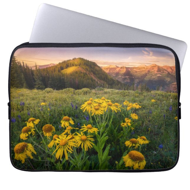 花 Mountain Meadow Crested Butte Colorado ラップトップスリーブ (正面)