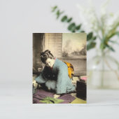 芸者が絹の着物を用意ヴィンテージ日本 ポストカード (スタンド正面)