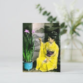 芸者で黄色い着物を着て花をヴィンテージ ポストカード (スタンド正面)