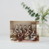 芸者ガールズ遊楽器 – 日下部君兵衛 ポストカード (スタンド正面)