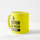 芸術おもしろい家絵を描向けの黄色の水 マグカップ (正面左)