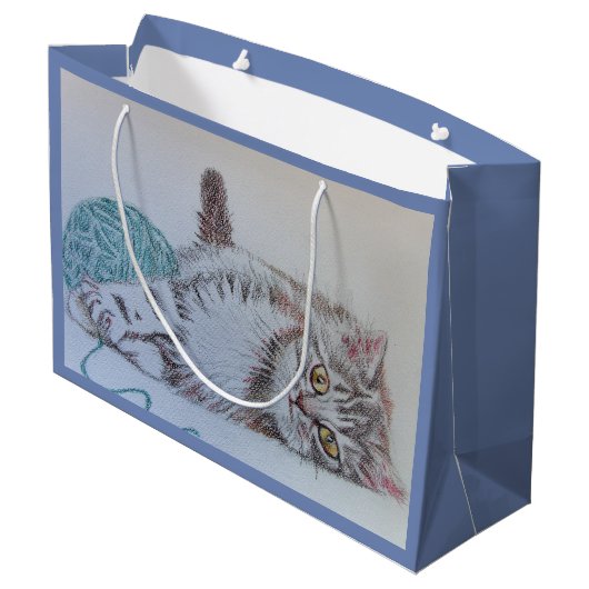 芸術のギフトバッグを遊んでいるかわいい灰色の虎猫猫の子ネコ ラージペーパーバッグ (裏面アングル)
