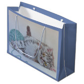 芸術のギフトバッグを遊んでいるかわいい灰色の虎猫猫の子ネコ ラージペーパーバッグ (正面アングル)