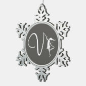 芸術の妖精のイニシャル: V スノーフレークピューターオーナメント (右)