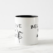 芸術の妖精: 私は芸術で信じます ツートーンマグカップ (中央)