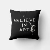 芸術の妖精: 私は芸術(黒)で信じます クッション (裏面)