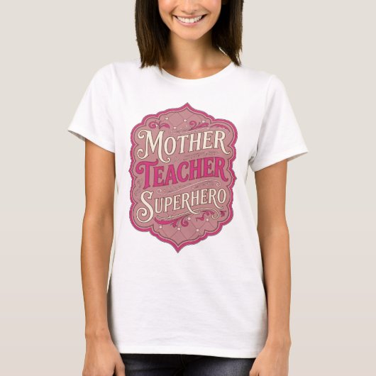 芸術的なピンクのMOTHER+TEACHER+SUPERHERO Tシャツ (正面)