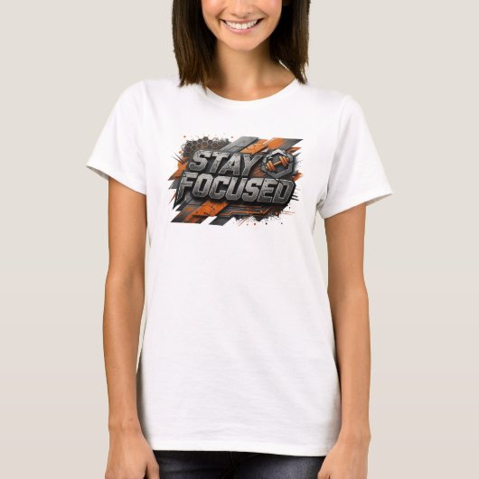芸術的なピンクのSTAY FOCUSEDステートメントTシャツ Tシャツ (正面)