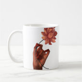 芸術的な花を持つ手のコーヒーマグ コーヒーマグカップ (左)