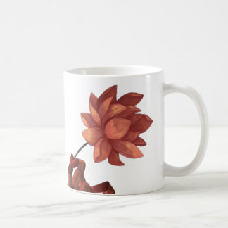 芸術的な花を持つ手のコーヒーマグ コーヒーマグカップ