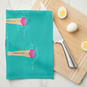 芸術的泳ぐ人 – 水中で泳ぐ キッチンタオル (四つ折り)