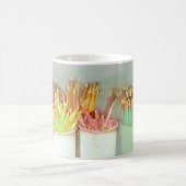 芸術部屋の鉛筆は色及び潜在性のマグの十分にすくいます コーヒーマグカップ (中央)