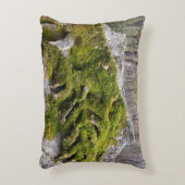 苔むした壊れた墓石 アクセントクッション (正面(垂直))