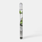 苔むした岩の壁 iPhone 16ケース (左側面)