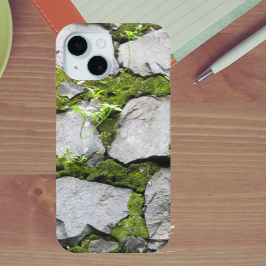 苔むした岩の壁 iPhone 16ケース