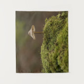 苔むした森の静かなキノコのアートプリント タペストリー (正面)