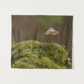 苔むした森の静かなキノコのアートプリント タペストリー (正面(横))