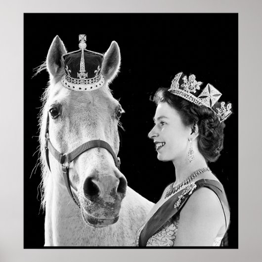 若いエリザベス2世は彼女の馬に冠を付ける ポスター (正面)