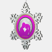 若いカップルのピンクキスをするのシルエット スノーフレークピューターオーナメント (右)