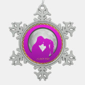 若いカップルのピンクキスをするのシルエット スノーフレークピューターオーナメント (正面)