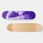 若いカップルキスをすると彼女のロマンチックな紫 スケートボード (横)