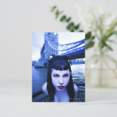 若いゴシックの女性が連想するように塔の近くに傾く ポストカード (スタンド正面)