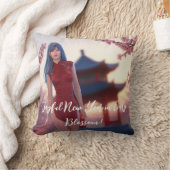 若いチョンサム美しい中国の新年ポーズ クッション (ブランケット)