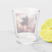 若いチョンサム美しい中国の新年ポーズ ショットグラス (裏面)