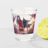 若いチョンサム美しい中国の新年ポーズ ショットグラス (正面)