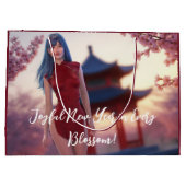 若いチョンサム美しい中国の新年ポーズ ラージペーパーバッグ (裏面)