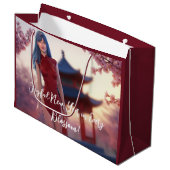 若いチョンサム美しい中国の新年ポーズ ラージペーパーバッグ (正面アングル)