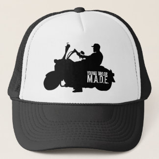 若いテイラーは帽子を作りました キャップ