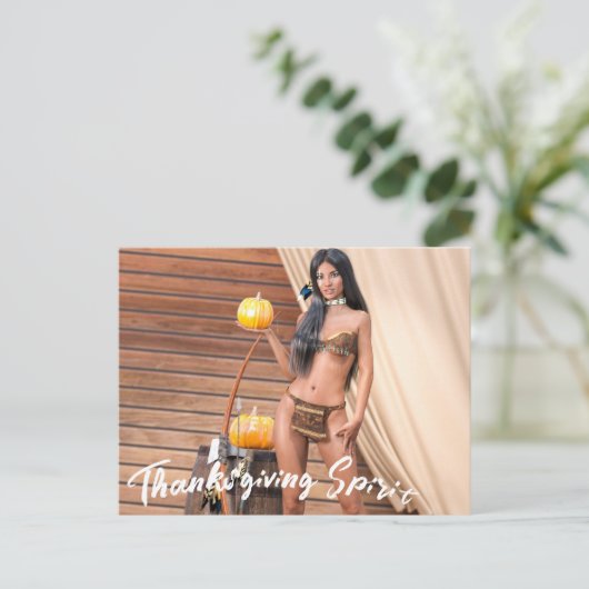 若いネイティブアメリカンの木の壁でのポーズ ポストカード (スタンド正面)