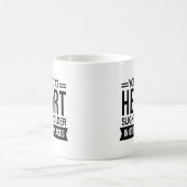 若いハートは少し年上…ミームマググ コーヒーマグカップ (中央)