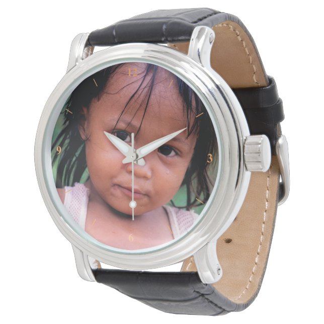 若いフィリピン人の女性 腕時計 (アングル)