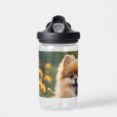 若いポメラニア犬の子犬の花畑 ウォーターボトル (正面)