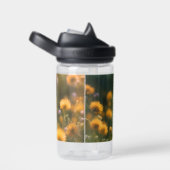 若いポメラニア犬の子犬の花畑 ウォーターボトル (右面)